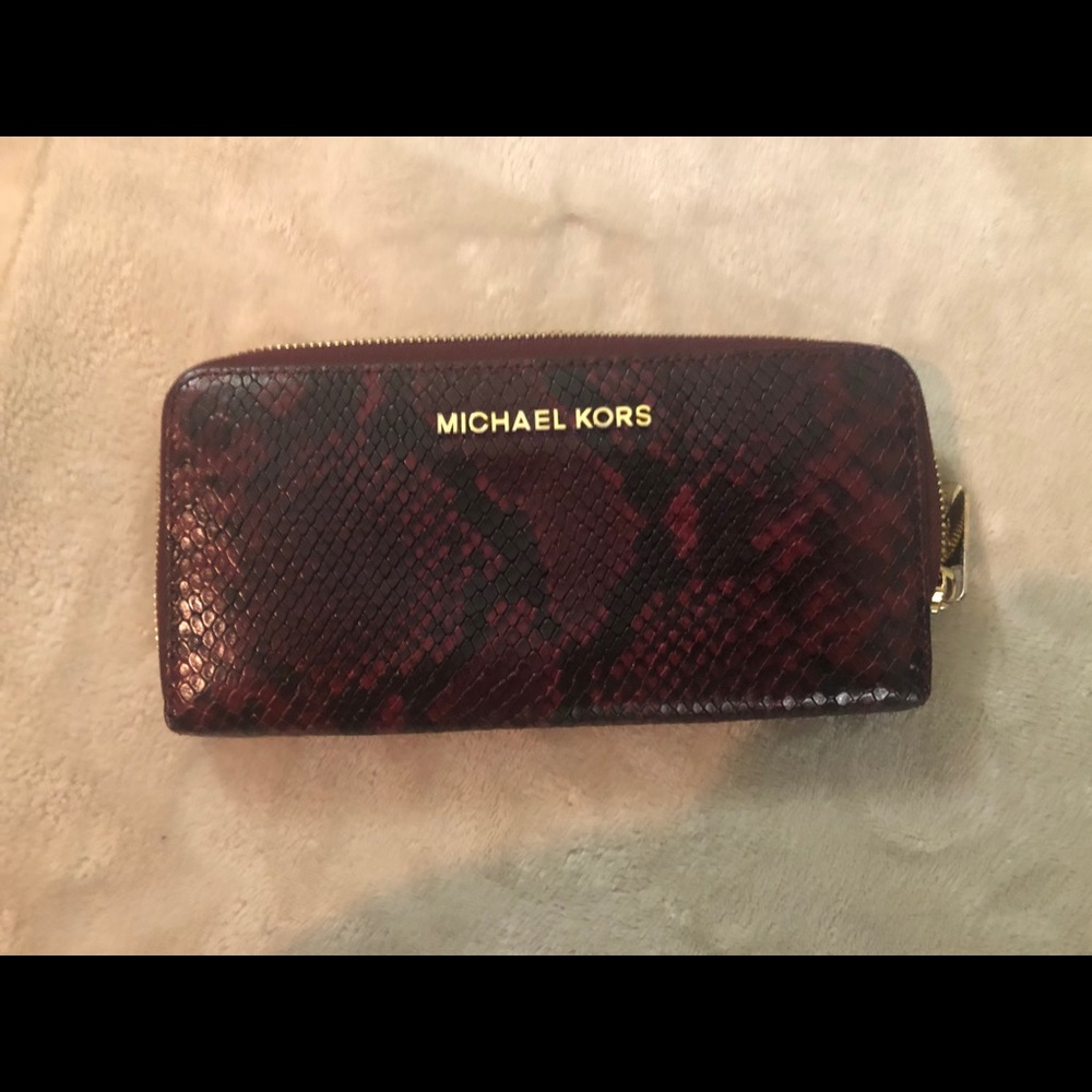 🦋Michael kors burgundy snake print wallet🦋